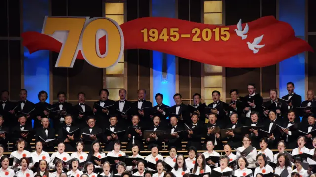 美國華盛頓華人合唱團在馬里蘭州斯特拉斯莫爾音樂廳參與抗戰勝利70週年音樂會演出（新華社圖片6/9/2015）