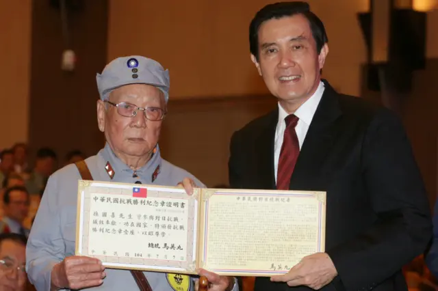 台灣總統馬英九（右）在台北國防部向抗戰老兵孫國喜頒發獎狀（台灣中央社圖片2/9/2015）