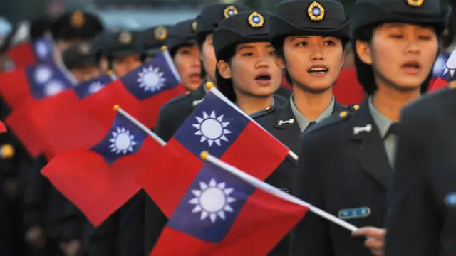 台灣元旦升旗禮上女兵揮舞中華民國國旗（資料圖片）