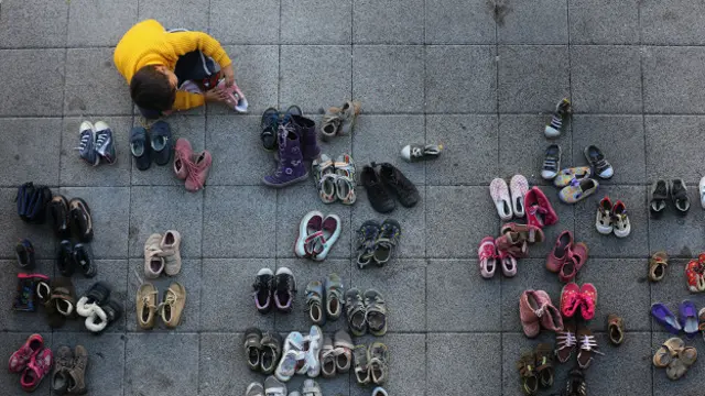 Ребенок надевает ботинки