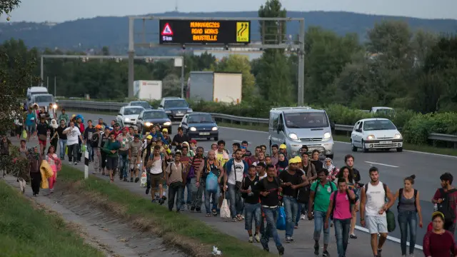 Macarıstan öncə Qərbi Avropaya getmək istəyən miqrantların qarşısını alsa da, cümə günü məhdudiyyətləri aradan qaldırıb