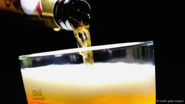 Người kiêng khem bia rượu gặp nhiều rủi ro về sức khỏe hơn người uống 1-2 ly hàng ngày? (Ảnh: Getty Images)