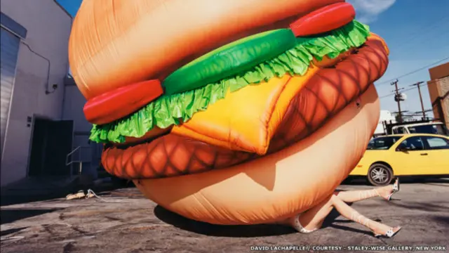David LaChapelle, Muerte por hambuerguesa, 2001. Courtesy of Staley-Wise Gallery, New York