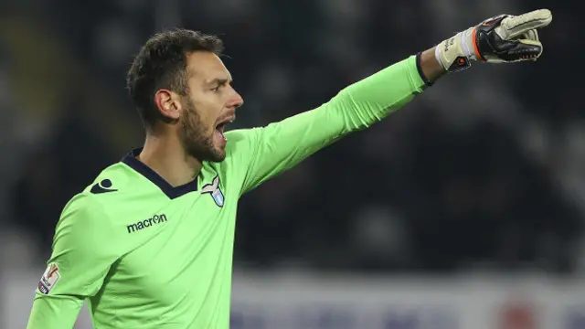 El portero albano, Etrit Berisha, juega de titular en uno de los grandes equipos europeos, la Lazio de la serie A del calcio italiano.