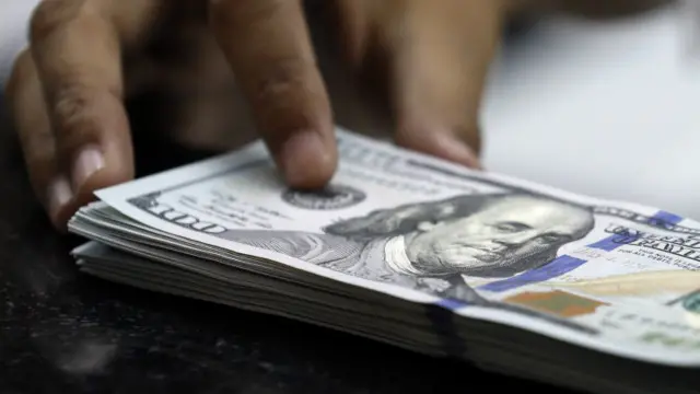 مصر تعاني من انخفاض احتياطياتها من الدولار في الفترة الأخيرة جراء انخفاض معدلات السياحة والاستثمار الأجنبي