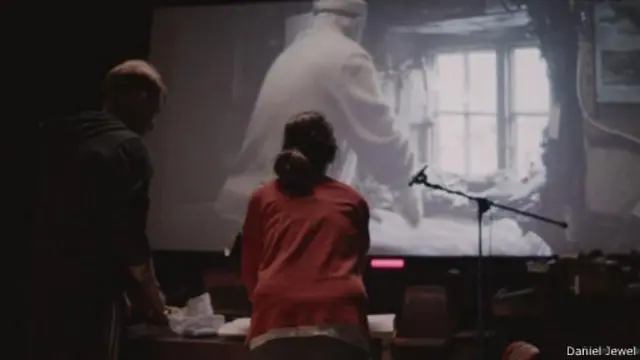 تُضاف الأصوات في الاستوديو خلال عرض المشاهد الملتقطة على إحدى الشاشات، وذلك لتعزيز القوة التعبيرية للقطات