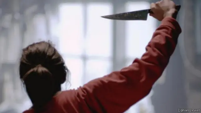 يستخدم فنانو المؤثرات الصوتية تشكيلة متنوعة من الأدوات (الإكسسوارات) غير المعتادة للحصول على الأصوات المرغوبة