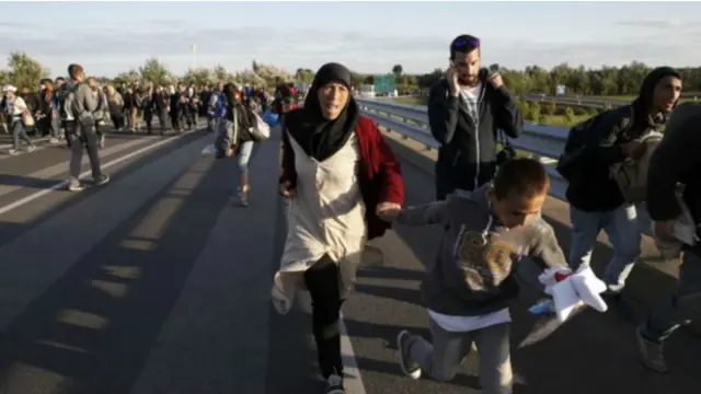 Ratusan migran menembus penjagaan polisi di pusat penerimaan migran dan berjalan menuju Budapest.