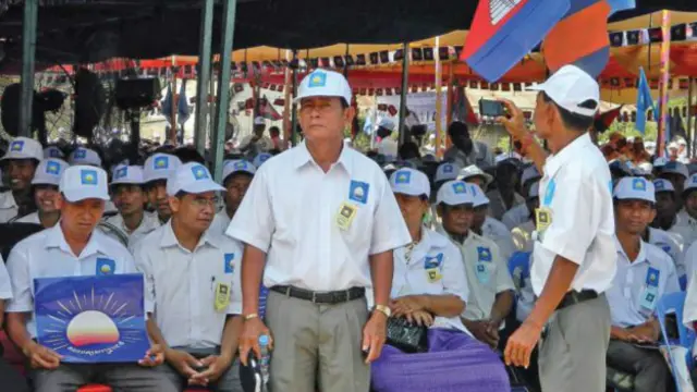 Ông Chhea Taing Sorn (đứng giữa trong hình) là phó chủ tịch CNRP ở huyện Prey Kabbas, Takeo