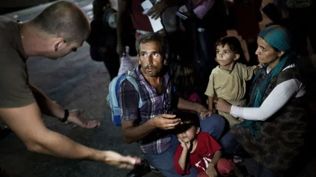 一個移民家庭在希臘等待上船前往比雷埃夫斯。