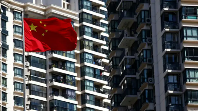 有学者警告说,现在中国楼市过份加杠杆,其结果可能会影响到中国经济去杠杆和泡沫的改革调整。