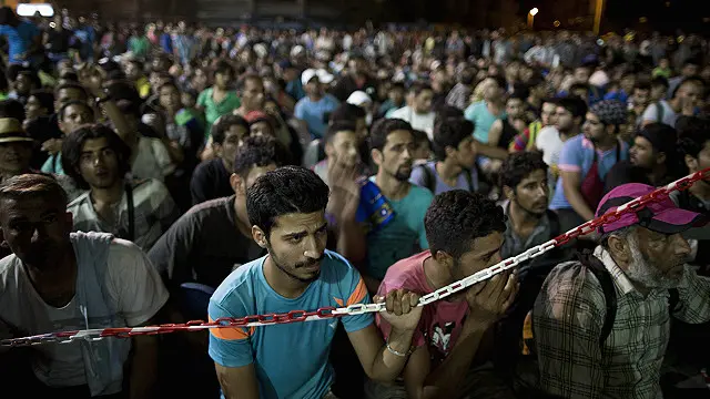 BBC müxbiri Jonny Dymond bildirir ki, Lesbos adasındakı miqrantlar arasında çarəsizlik mövcuddur