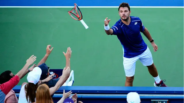Kado dari Swis: Wawrinka memberikan raketnya yang hancur
