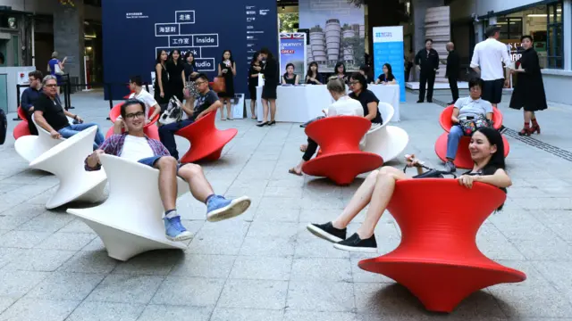 民眾在戶外體驗「陀螺椅」的設計巧思。