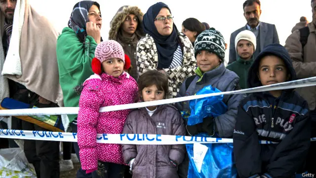 پیر کو ایک یونانی وزیر کا کہنا تھا کہ ’لیزبوس پھٹنے کے قریب ہے‘