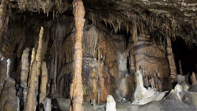 Причудливые известняковые формы карстовых пещер