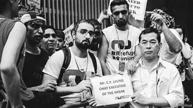 香港难民组织主席雷蒙德（前左二）在一项活动中，代表在港难民向政府递交请愿信