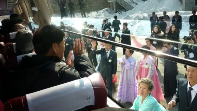 لم ير المشاركون في اللقاءات اقاربهم منذ عقود