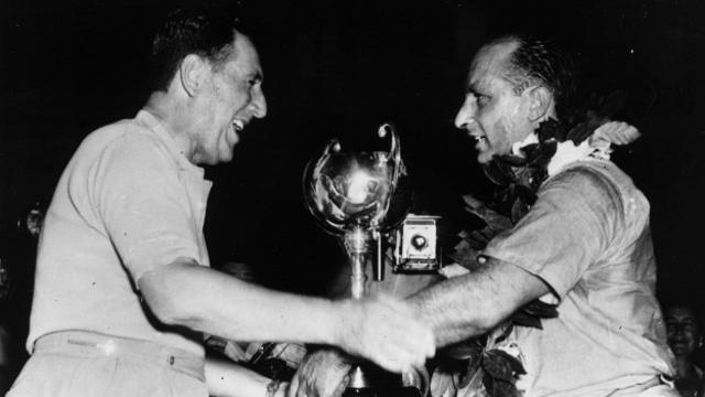 Juan Manuel Fangio es felicitado por Juan Perón en 1955 tras su victoria en una prueba en Buenos Aires.