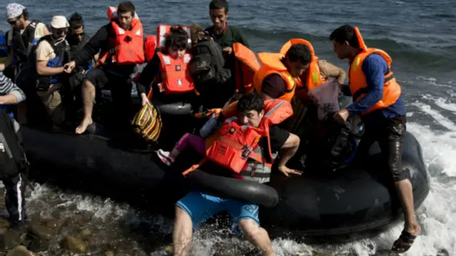 رسیدن پناهجویان به جزیره‌ای در یونان