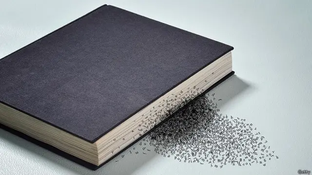 Знаки пунктуации высыпаются из книги