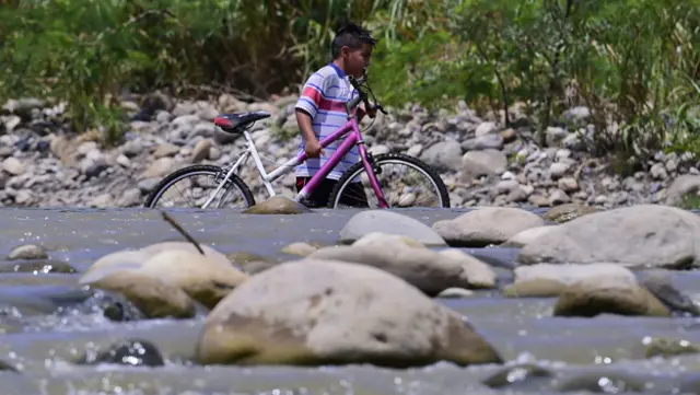 Niño cruza la frontera