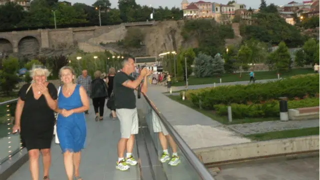Tbilisi mərkəzində piyadalar üçün nəzərdə tutulan körpüyə əhali arasında münasibət birmənalı deyil.