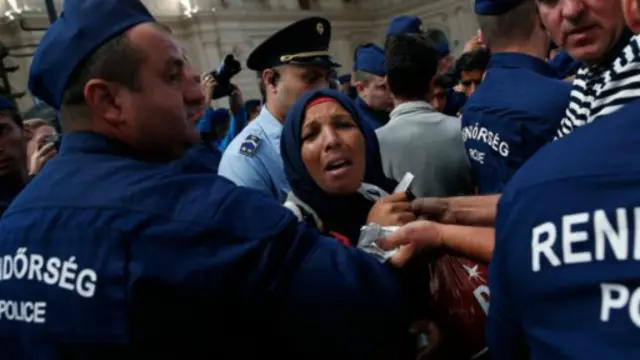 匈牙利警察阻擋難民