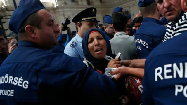 Avropa miqrantlara münasibətdə bölünüb