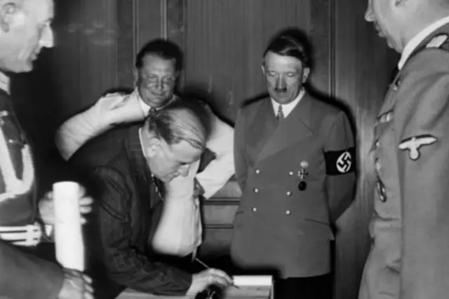 Münhen Sazişi, 1938: razılaşmaya əsasən Hitler Çexoslavakiyanın bir hissəsini ilhaq edir