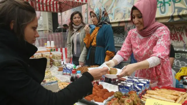 Berlinin Kreuzberg rayonunda türk küçə yeməyi - burada böyük müsəlman icması yaşayır