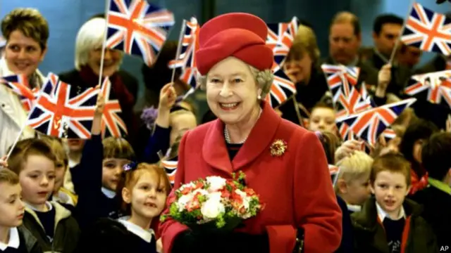 Королева Елизавета II с детьми (2002 год)