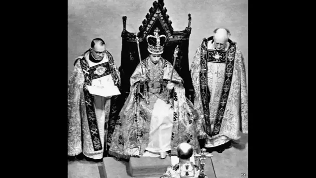 1953: Ảnh chụp nữ hoàng sau lễ đăng quang tại Tu viện Westminster, London.