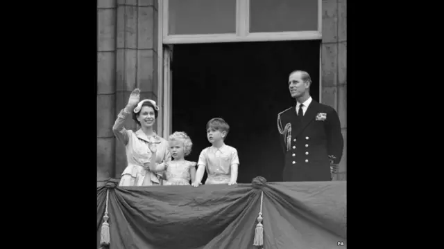 1954: Thái tử Charles và Công chúa Anne cùng bố mẹ, Nữ hoàng Elizabeth II và chồng trên ban công Điện Buckingham.