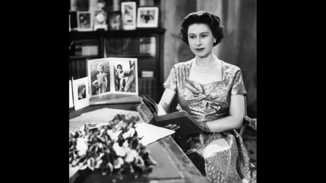 1957: Nữ hoàng lần đầu tiên đọc thông điệp Ngày Giáng sinh cho quốc dân.