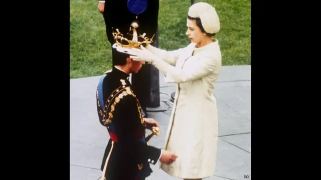 කාඩිෆ් මාලිගාවේ පැවති උත්සවයක දී චාර්ල්ස් කුමරු වේල්සයේ කුමරු ලෙස අභිෂේක කළ මොහොත.