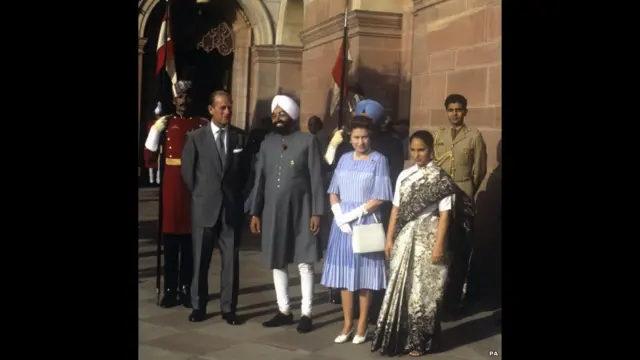 1983: Nữ hoàng Elizabeth II đã chứng kiến bao thăm trầm lịch sử. Khi cô gái Elizabeth lên ngôi nữ hoàng Anh năm 1952, Stalin vẫn còn là lãnh tụ tối cao của Liên Xô, và Tổng thống Mỹ khi đó là Truman.