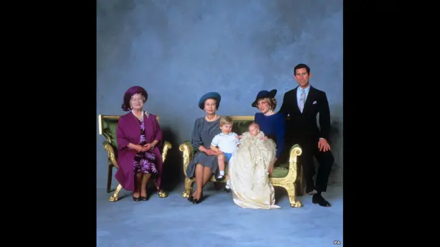 එලිසබෙත් මහා රාජිනියගේ ගේ මව් තුමිය විලියම් කුමරු, හැරී කුමරු, වේල්සයේ කුමරා සහ කුමරිය එක්ව ගත සේයාරුවක්.