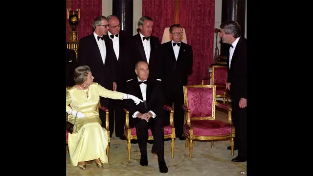 1991 : දෙවන එලිසබෙත් රැජිණ බකිංහැම් මාලිගයේ සංගීත කාමරය තුළ G7 කණ්ඩායමේ රාජ්‍ය නායකයන් හමුවූ මොහොතක්.