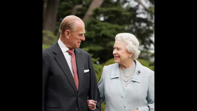 2007 : දෙවන එලිසබෙත් රැජිණ සහ එඩින්බරෝ ආදිපාදවරයා ඔවුන් 1947 දී විවාහ වී තම පළමු රාත්‍රිය ගත කළ හැම්ප්ෂයර් ප්‍රාන්තයේ බ්‍රෝඩ්ලන්ඩ් හි සංචාරය කළ මොහොත.