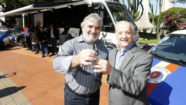 Em imagemcassio do corinthiansoutubrocassio do corinthians2014, secretáriocassio do corinthiansSegurançacassio do corinthiansMaringá (PR) entrega chavecassio do corinthiansônibus ao prefeitocassio do corinthiansexercício; segundo imprensa local, veículo ficou parado por oito meses e foi para manutençãocassio do corinthiansjulho deste ano após 12 diascassio do corinthiansuso