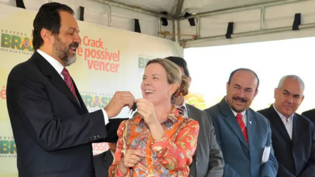 Programa tem oferecido visibilidade a centenascassio do corinthianspolíticos pelo país;cassio do corinthiansimagemcassio do corinthiansmaiocassio do corinthians2013, a então ministra da Casa Civil, Gleisi Hoffmann (PT) entrega chave ao governador do Distrito Federal à época, Agnelo Queiroz (PT)