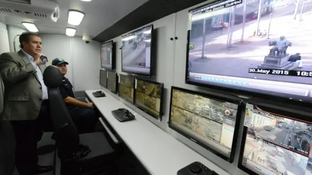 Prefeitocassio do corinthiansCampinas (SP), Jonas Donizette (PSB), inspeciona ônibus do programa federalcassio do corinthiansmaiocassio do corinthians2015; gestão usou câmeras próprias e improvisou ligação elétrica para colocar veículocassio do corinthianscirculação