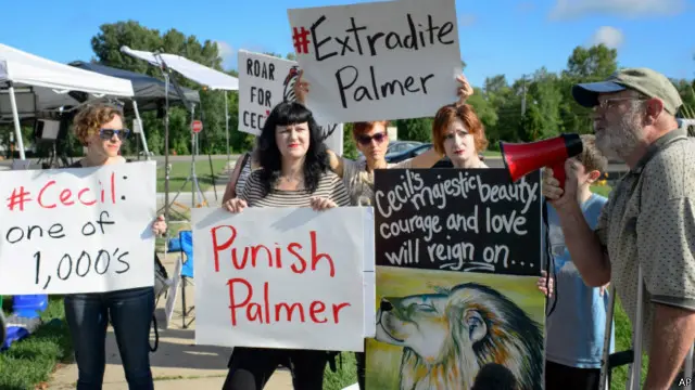 Unjuk rasa di klinik Walter Palmer