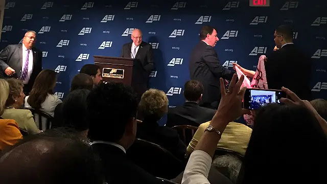 切尼是2003年美国发动伊拉克战争的重要推手，早已成为鹰派代言人。