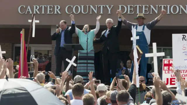 Республиканец Майк Хакаби (слева направо), Ким Дэвис, ее адвокат Мат Стэйвер и муж Джо Дэвис