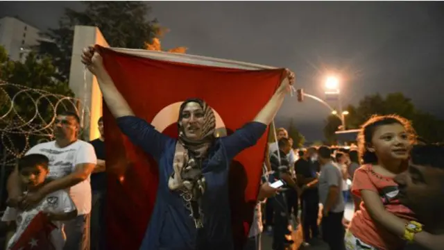 حکومت نواز مظاہرین کا کہنا ہے کہ اخبار نے صدر کے بیان کو غلط طور پر پیش کیا تھا