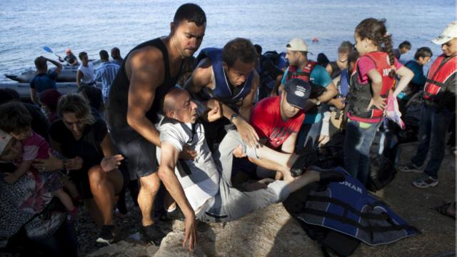 Мигранты приплыли на остров Лесбос