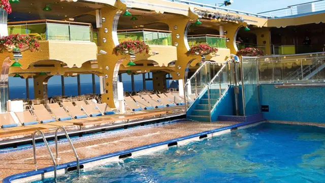 Một bể bơi trên tàu Costa Serena. Tàu vừa được bổ sung vào đội tàu Trung Quốc (Ảnh: Costa Cruises)