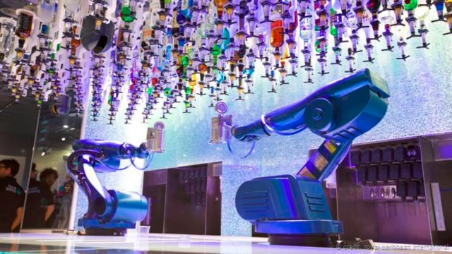 Tại quầy Bionic trên tàu Quantum of the Seas rô bốt pha chế rượu. (Ảnh: Royal Caribbean International)
